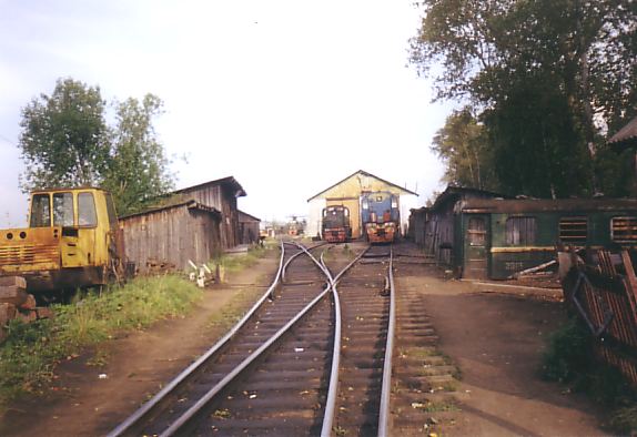 Монзенская железная дорога — фотографии, сделанные в 2004 году (станция Вохтога II, участки железной дороги в посёлке Вохтога и его окрестностях)