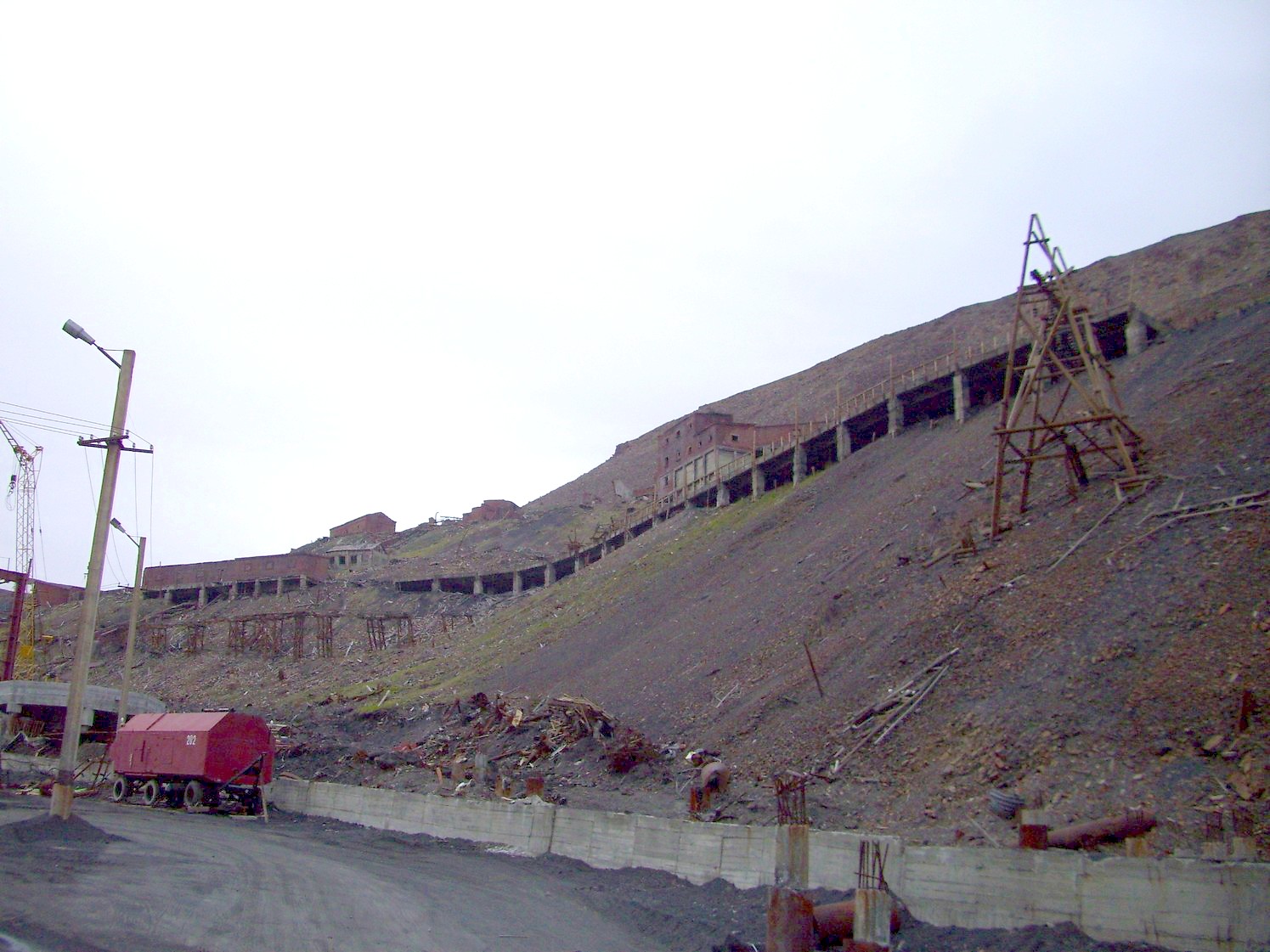 Узкоколейная железная дорога угольных шахт на горе Шмидта
  —  фотографии, сделанные в 2010 году