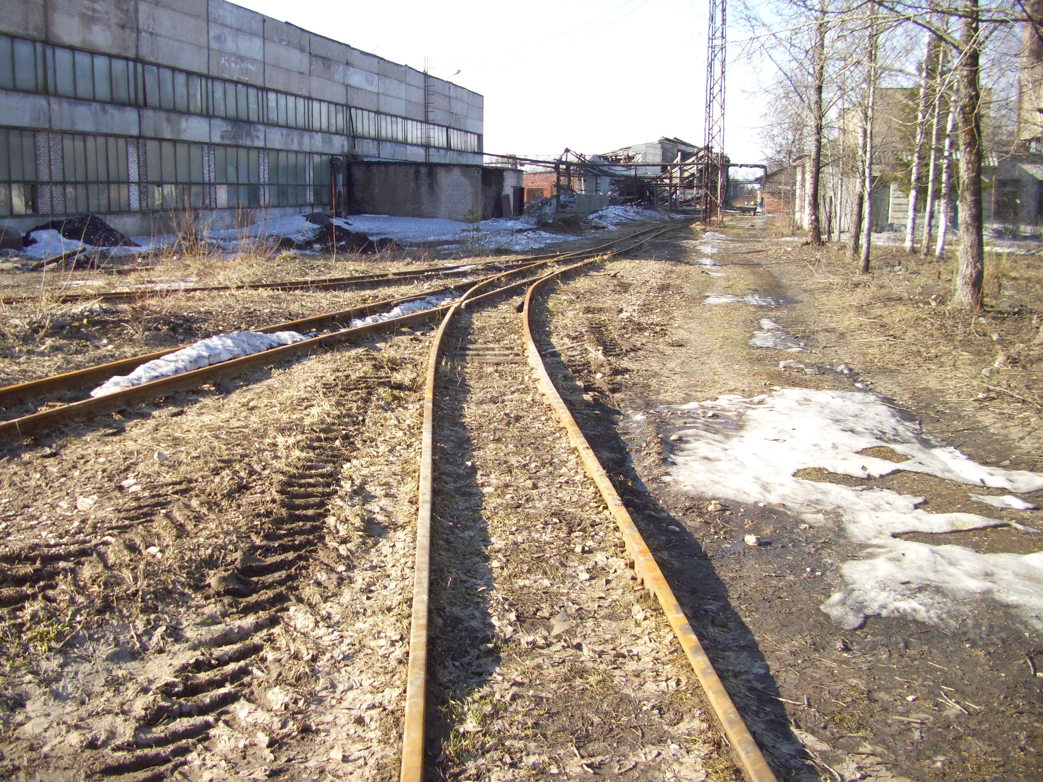 Узкоколейная железная дорога шахты «Ленинградская» (город Сланцы) — фотографии, сделанные 
в 2011 году