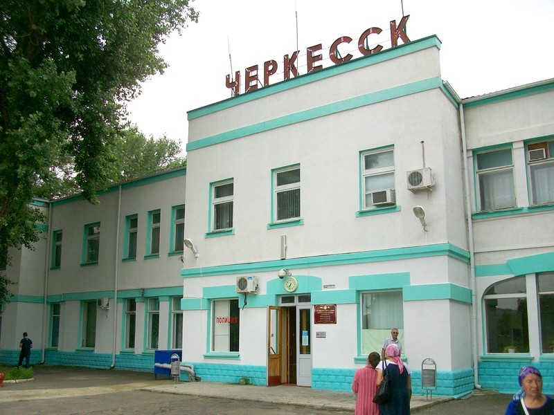 Станция черкесск. Черкесск Железнодорожный вокзал. ЖД станция Черкесск. Ж/Д вокзал Черкесск. Железная дорога в Черкесске.