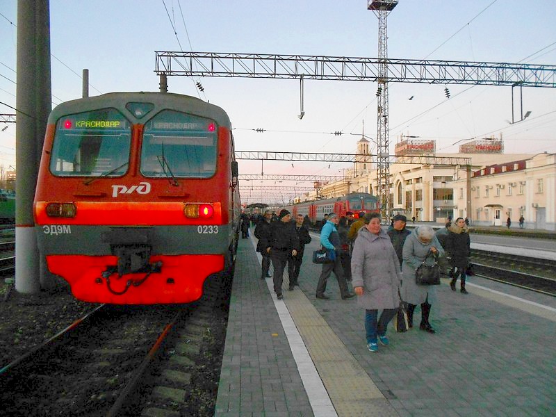 Электричка краснодар тимашевск. Электричка Краснодар. Краснодар Новоминская электричка. Электрички Новоминская Краснодар 2. Поездка на электричке в Краснодар фото.